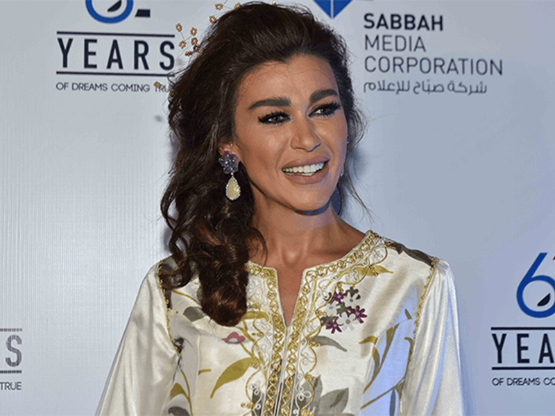 نجل نادين الراسي يُوضّح حقيقة ضربه لوالدته